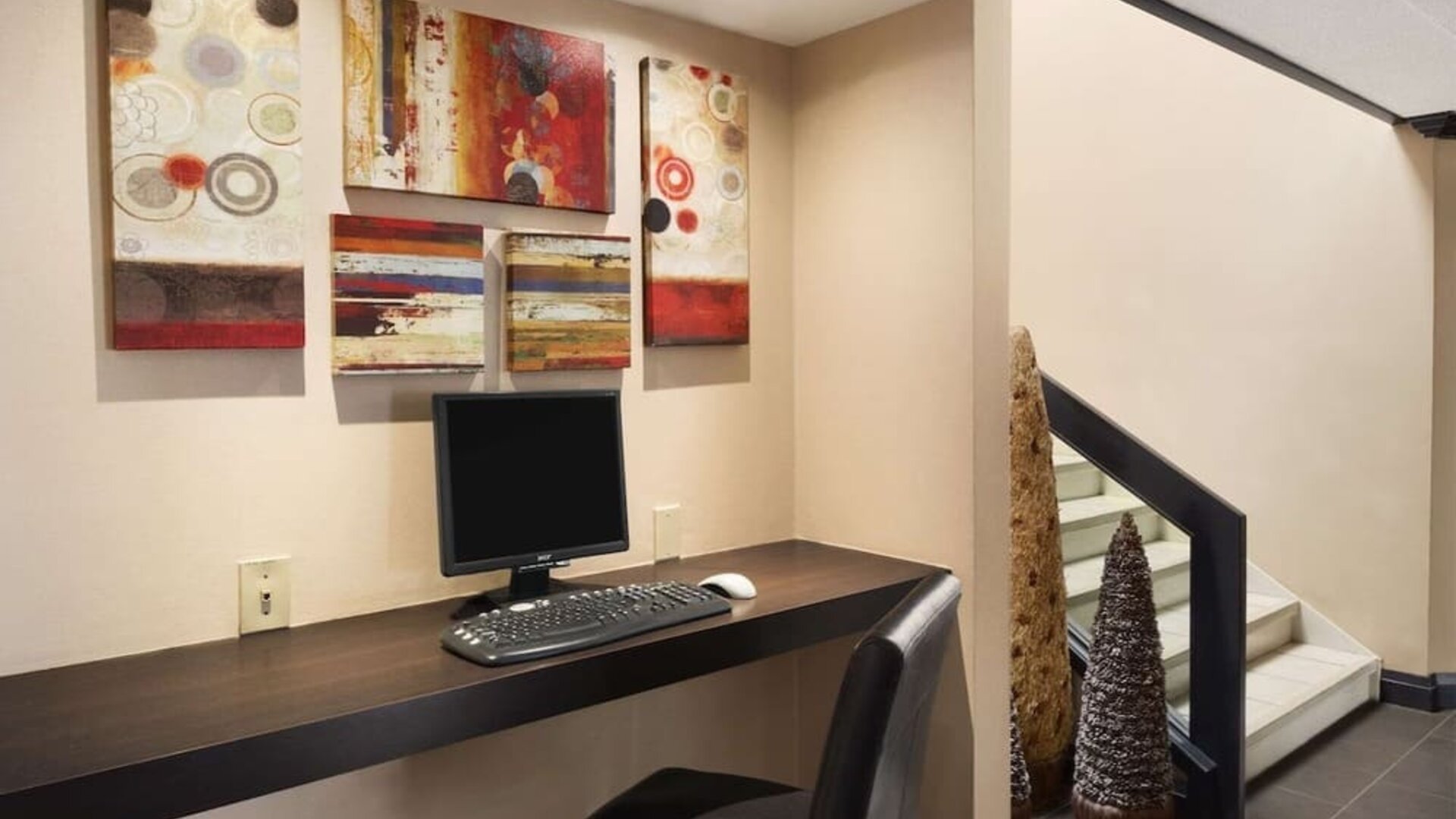 Business center at Days Inn By Wyndham Brantford.