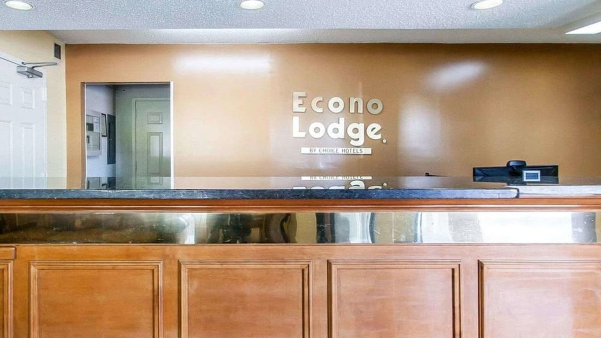 Front desk at Econo Lodge Inn & Suites Murfreesboro Shopping District.