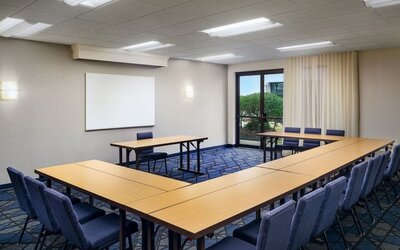 Meeting room at Courtyard By Marriott Columbus Worthington.