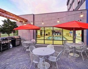 Outdoor terrace at Home2 Suites El Reno.