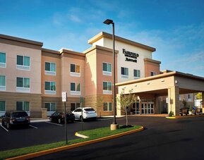 Hotel exterior at Fairfield Inn & Suites By Marriott Alexandria.