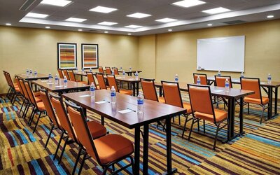 Meeting room at Fairfield Inn & Suites By Marriott Alexandria.