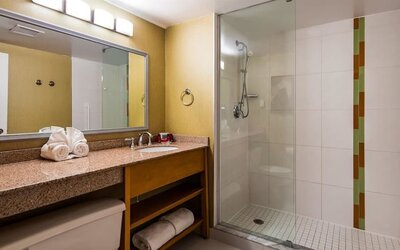 Guest bathroom at Best Western Premier Toronto Airport Carlingview.