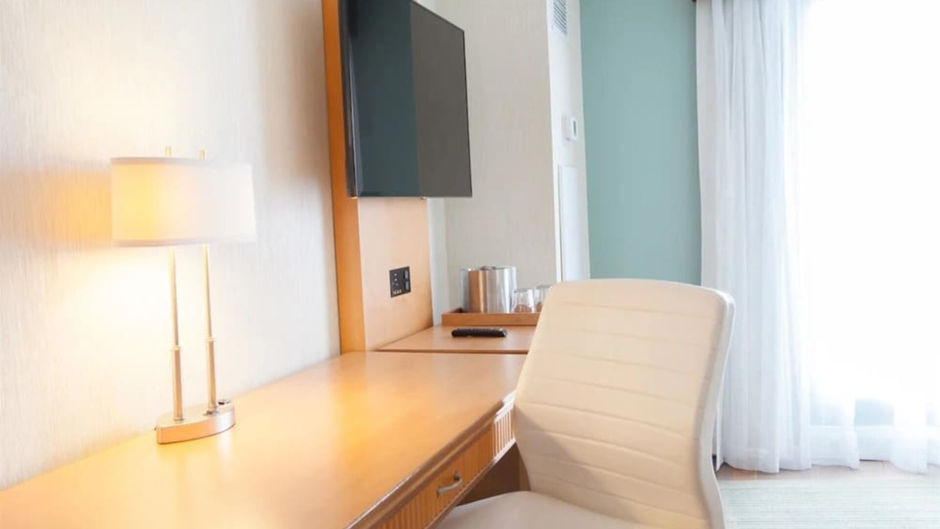 Work desk at Best Western Premier Toronto Airport Carlingview.