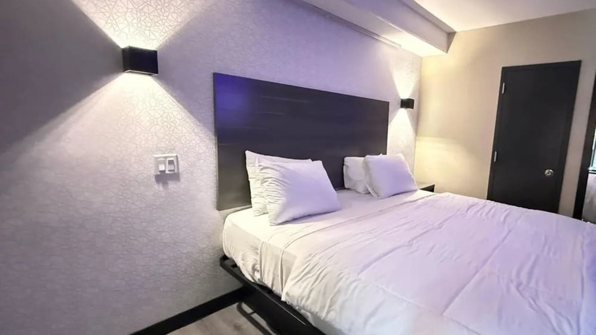 King room at THE VINE HOTEL BRONX.