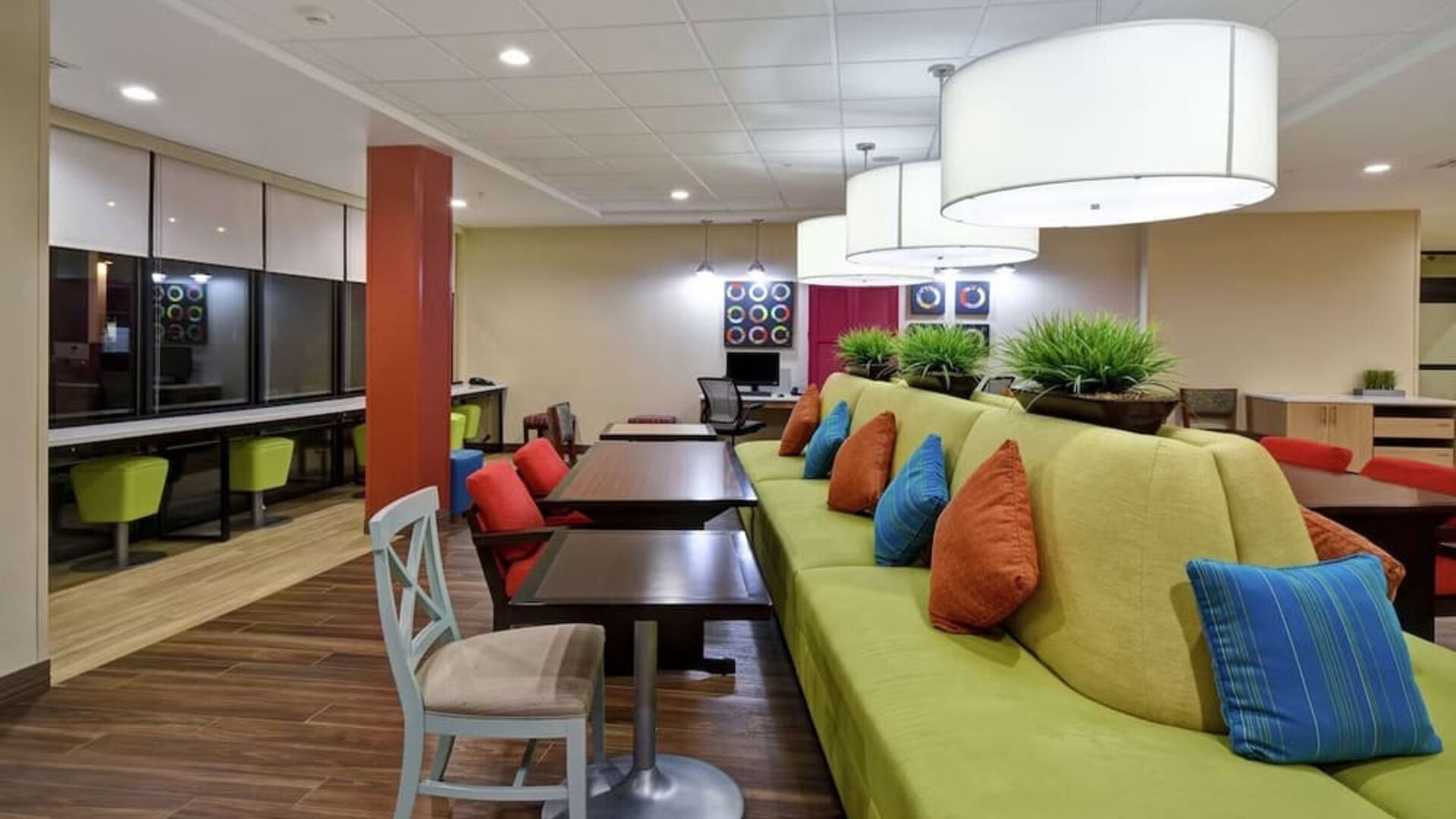 Lobby and lounge at Home2 Suites By Hilton El Reno.