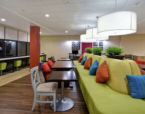 Lobby and lounge at Home2 Suites By Hilton El Reno.