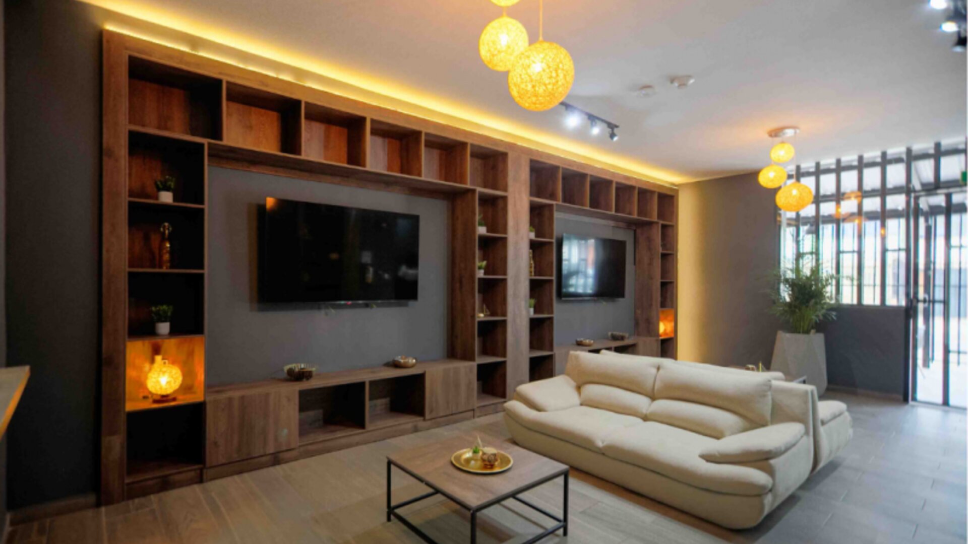 XLiving Host & Rooms