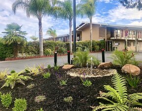 Property outdoor at Bay Breeze Inn.