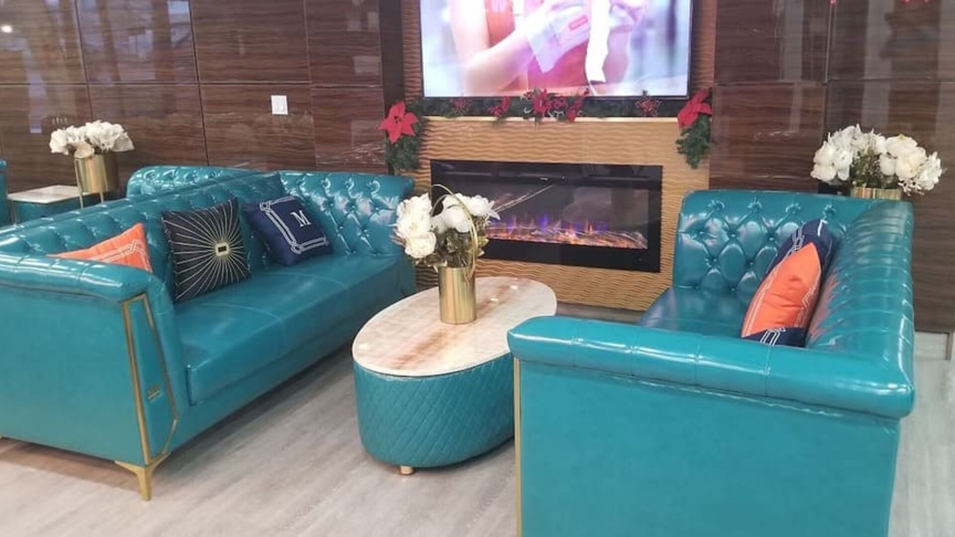 Lobby lounge at Baymont By Wyndham Montreal Airport.