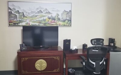 Work desk at Baymont By Wyndham Montreal Airport.