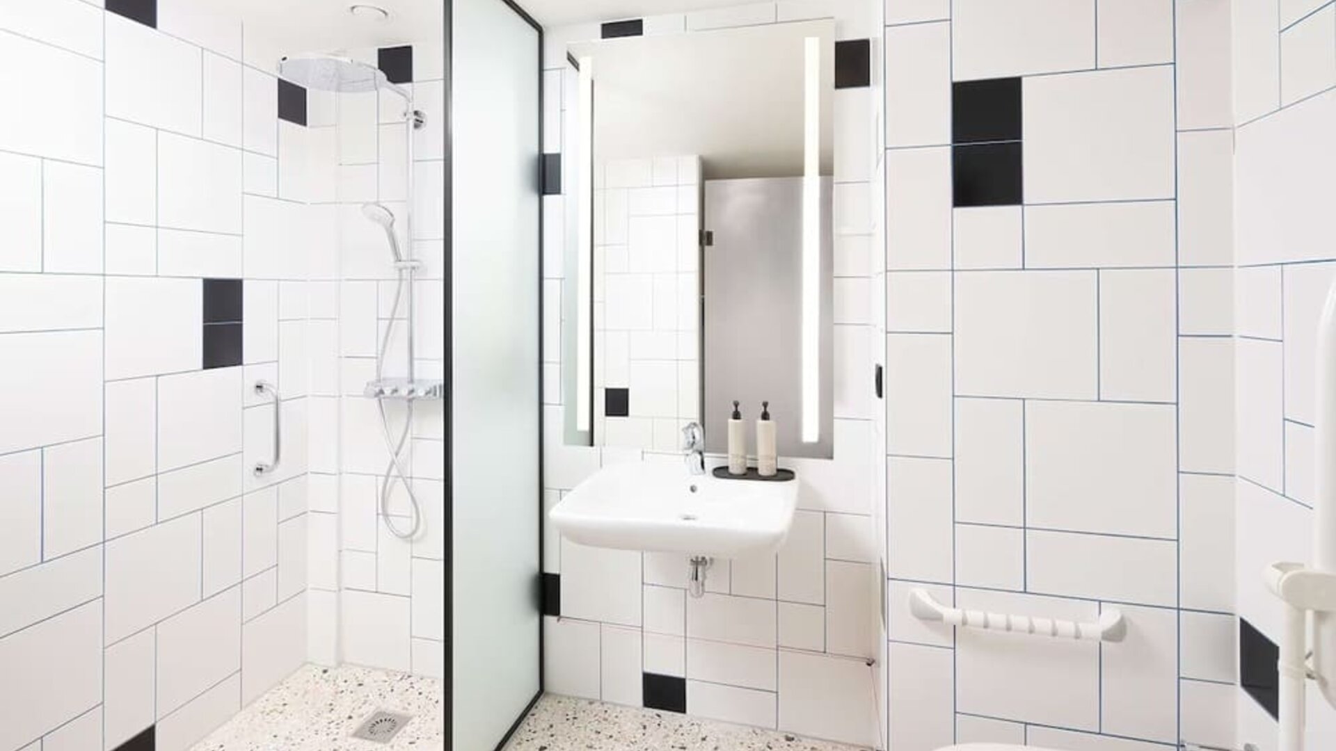 Guest bathroom at Motto By Hilton Rotterdam Blaak.