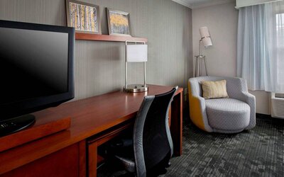 Work desk at Sonesta Select Tinton Falls Eatontown.