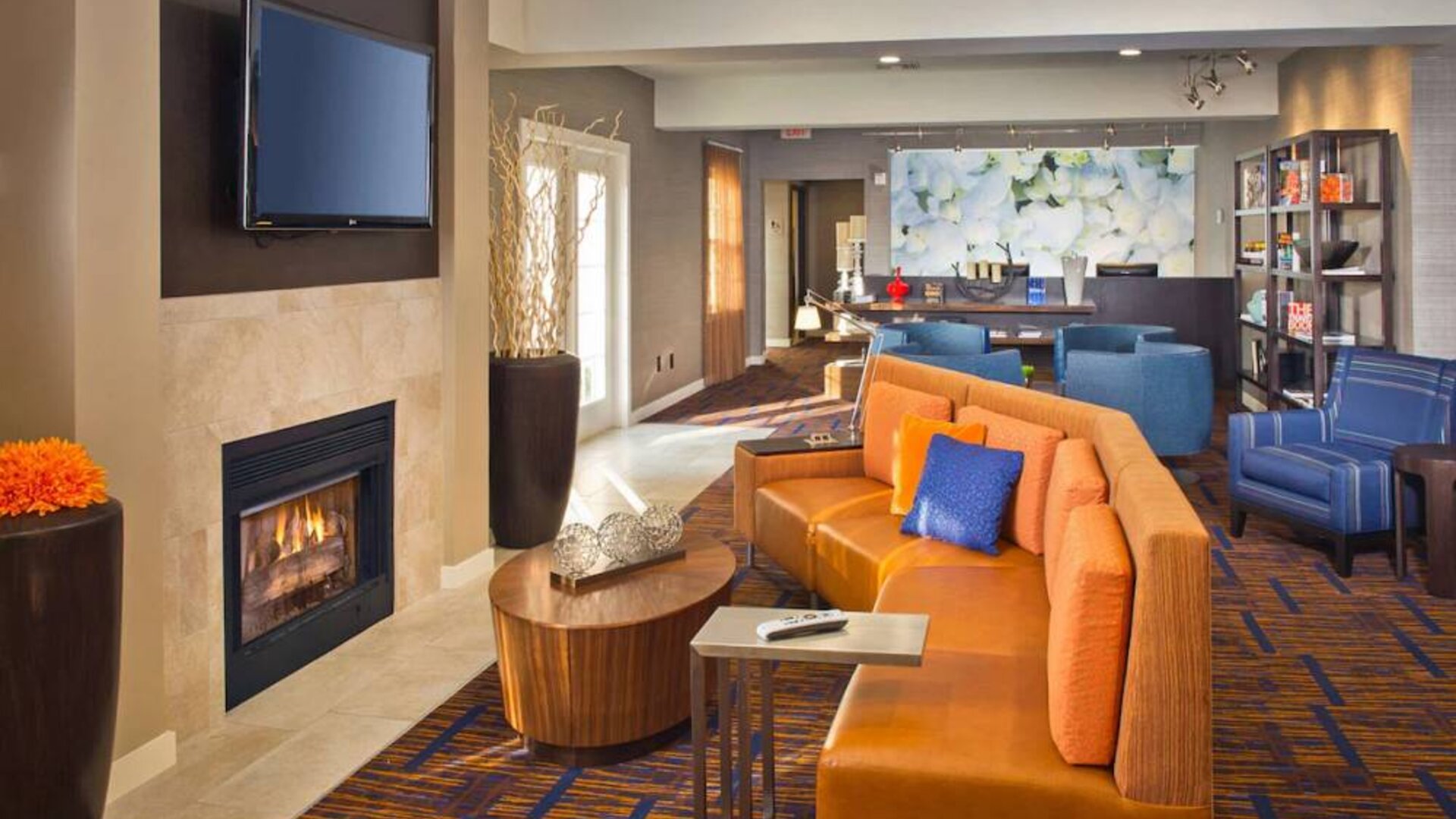 Lobby seating at Sonesta Select Tinton Falls Eatontown.