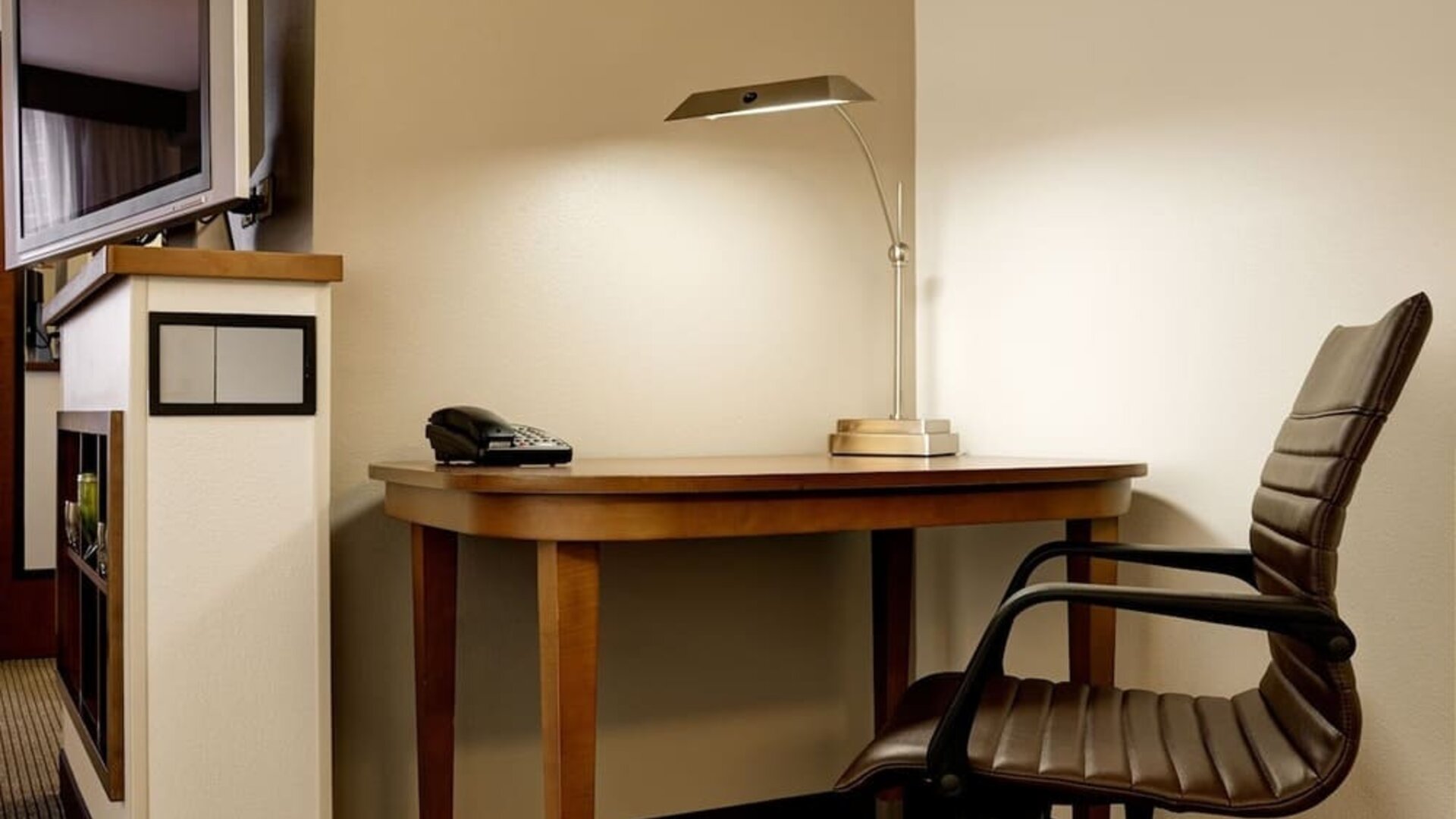 Work desk at Hyatt Place Fremont/Silicon Valley.