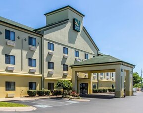 Parking at Quality Inn & Suites, La Vergne.