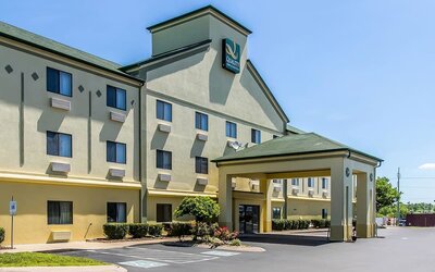 Parking at Quality Inn & Suites, La Vergne.