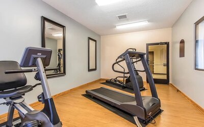 Gym at Quality Inn & Suites, La Vergne.