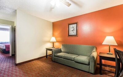 Lounge at Quality Inn & Suites, La Vergne.