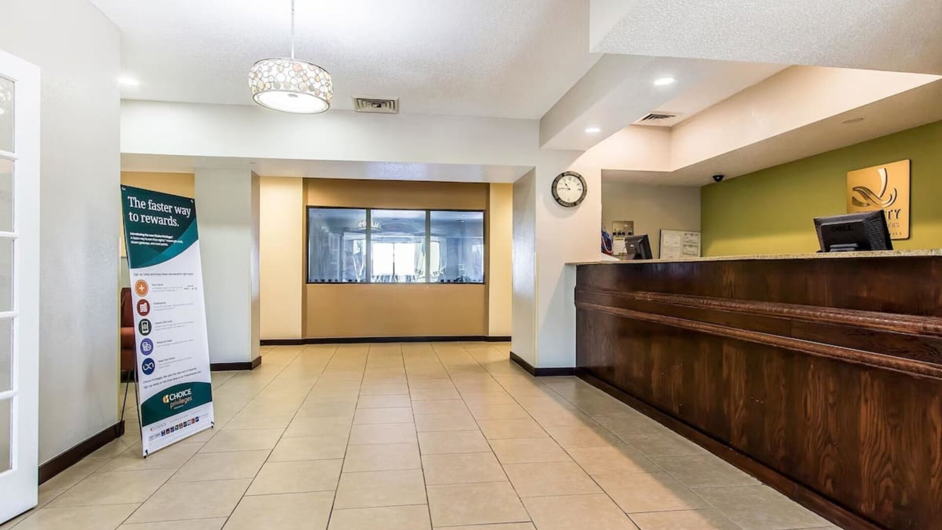 Reception desk at Quality Inn & Suites, La Vergne.