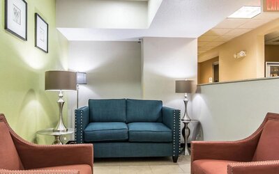 Lounge at Quality Inn & Suites, La Vergne.
