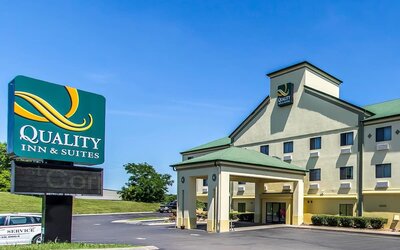 Parking at Quality Inn & Suites, La Vergne.