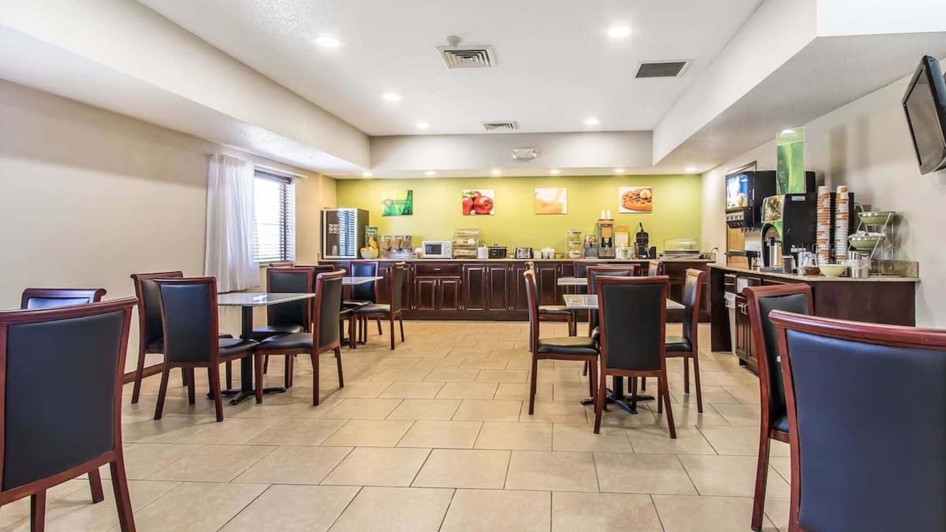 Restaurant at Quality Inn & Suites, La Vergne.
