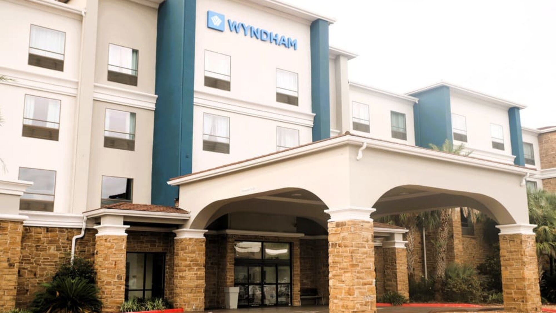 Hotel exterior at Wyndham Lake Charles.