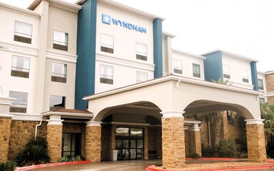 Hotel exterior at Wyndham Lake Charles.