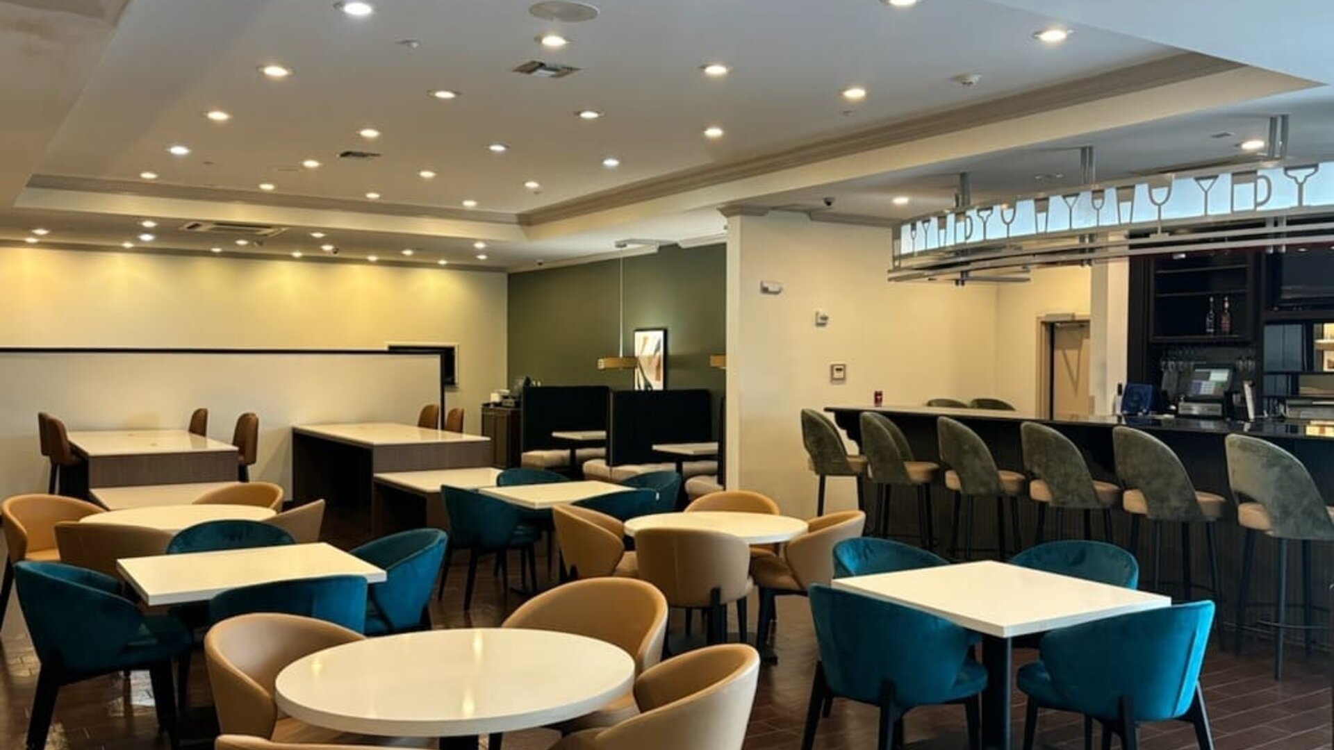 Lobby and lounge at Wyndham Lake Charles.