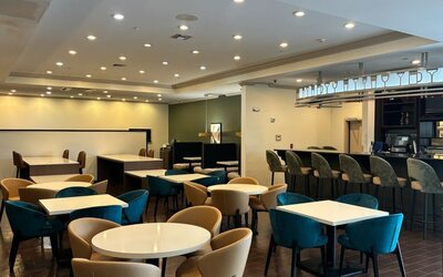 Lobby and lounge at Wyndham Lake Charles.