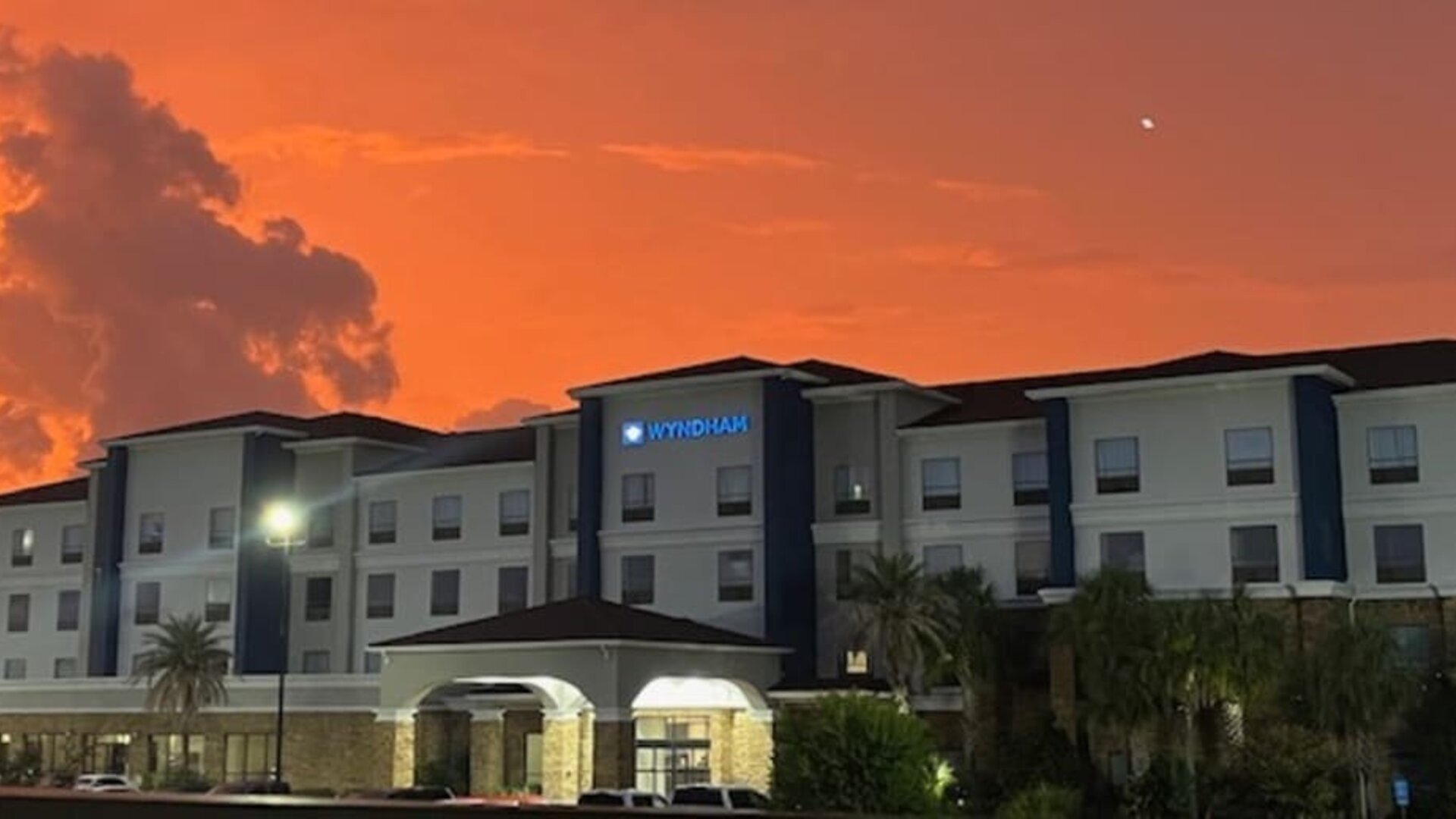 Hotel exterior at Wyndham Lake Charles.