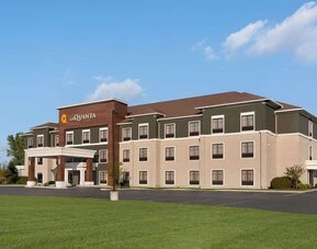Hotel exterior at La Quinta Inn & Suites By Wyndham Lackawanna.