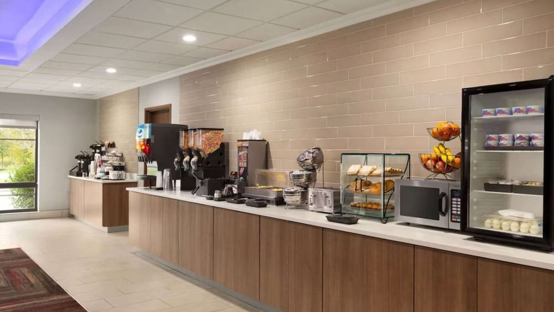 Dining room at La Quinta Inn & Suites By Wyndham Lackawanna.