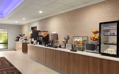 Dining room at La Quinta Inn & Suites By Wyndham Lackawanna.