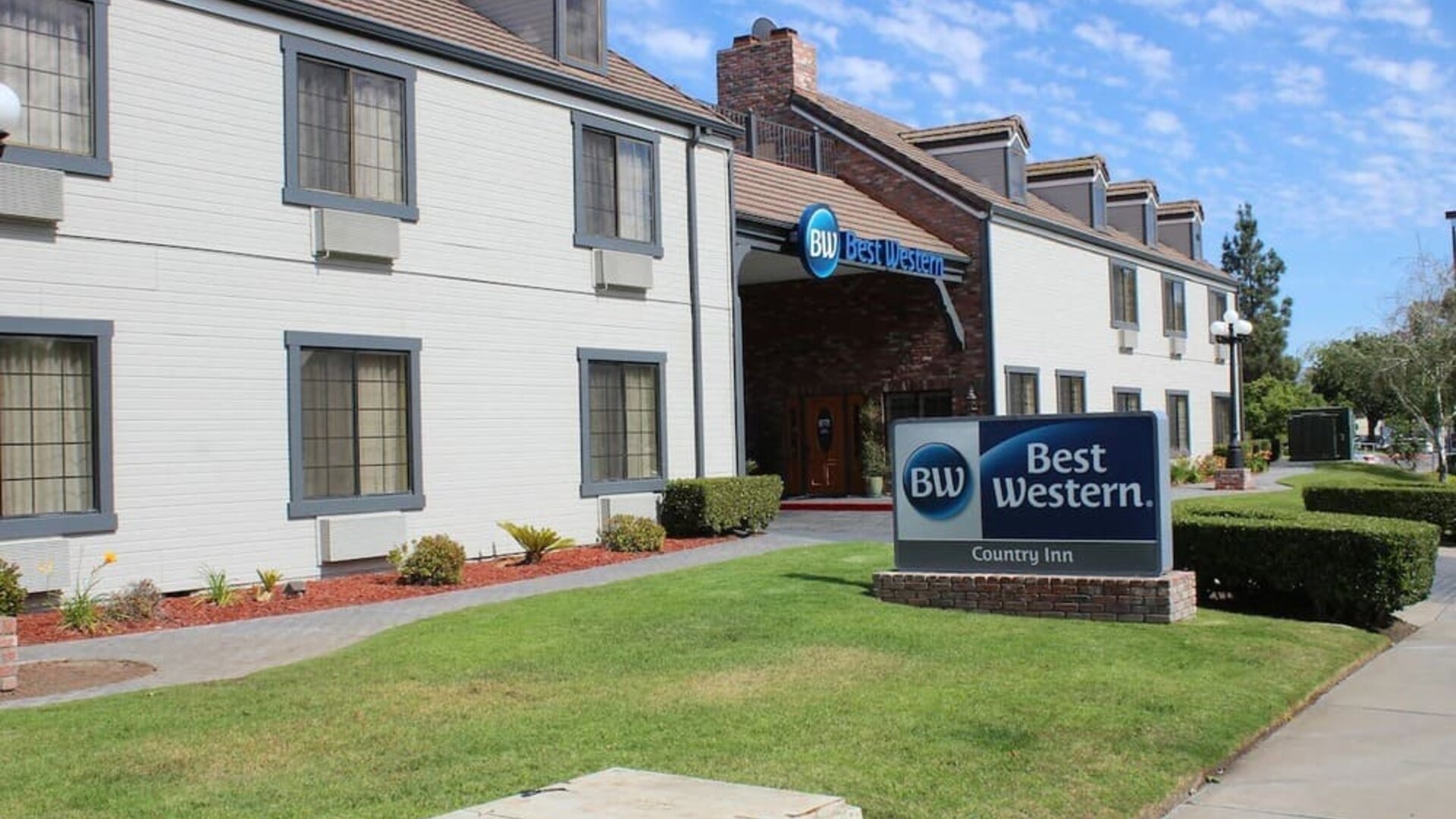 Hotel exterior at Best Western Country Inn Temecula.
