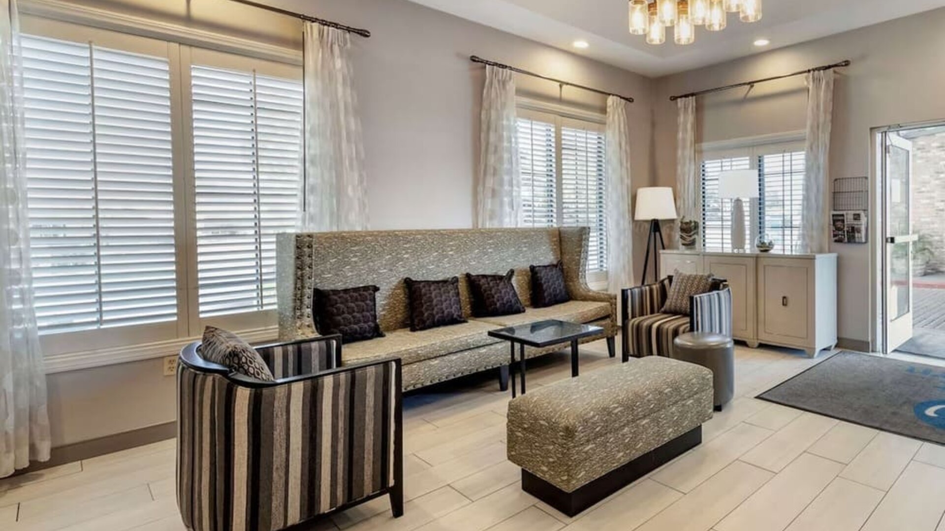 Lobby seating at Best Western Country Inn Temecula.
