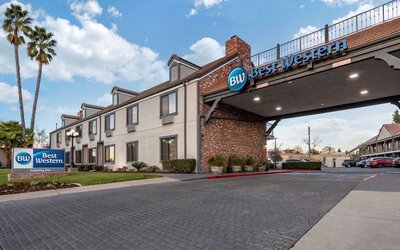 Hotel exterior at Best Western Country Inn Temecula.
