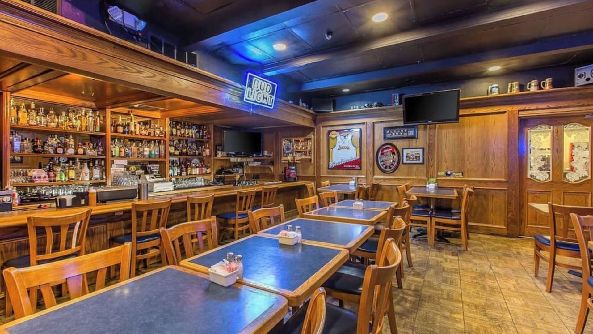 Dining and bar at Quality Inn On Historic Route 66.