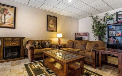 Lobby seating at Quality Inn On Historic Route 66.