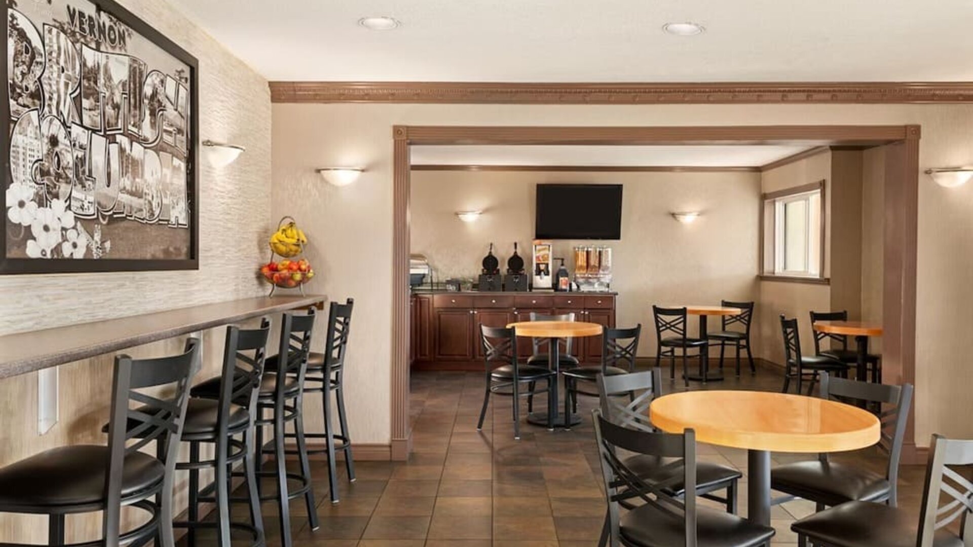 Dining area at Quality Inn & Suites Vernon.