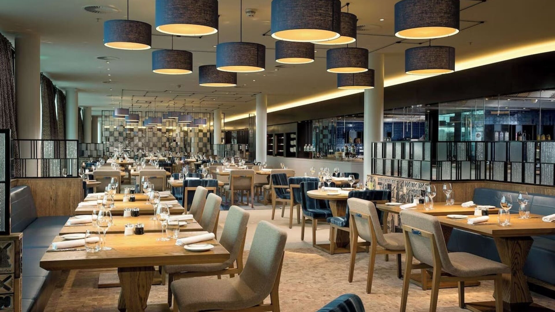 Dining area perfect for coworking at Hilton Amsterdam Airport Schiphol.