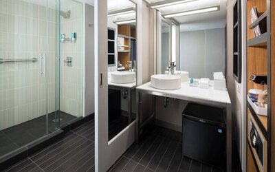 Private bathroom at Aloft SFO.