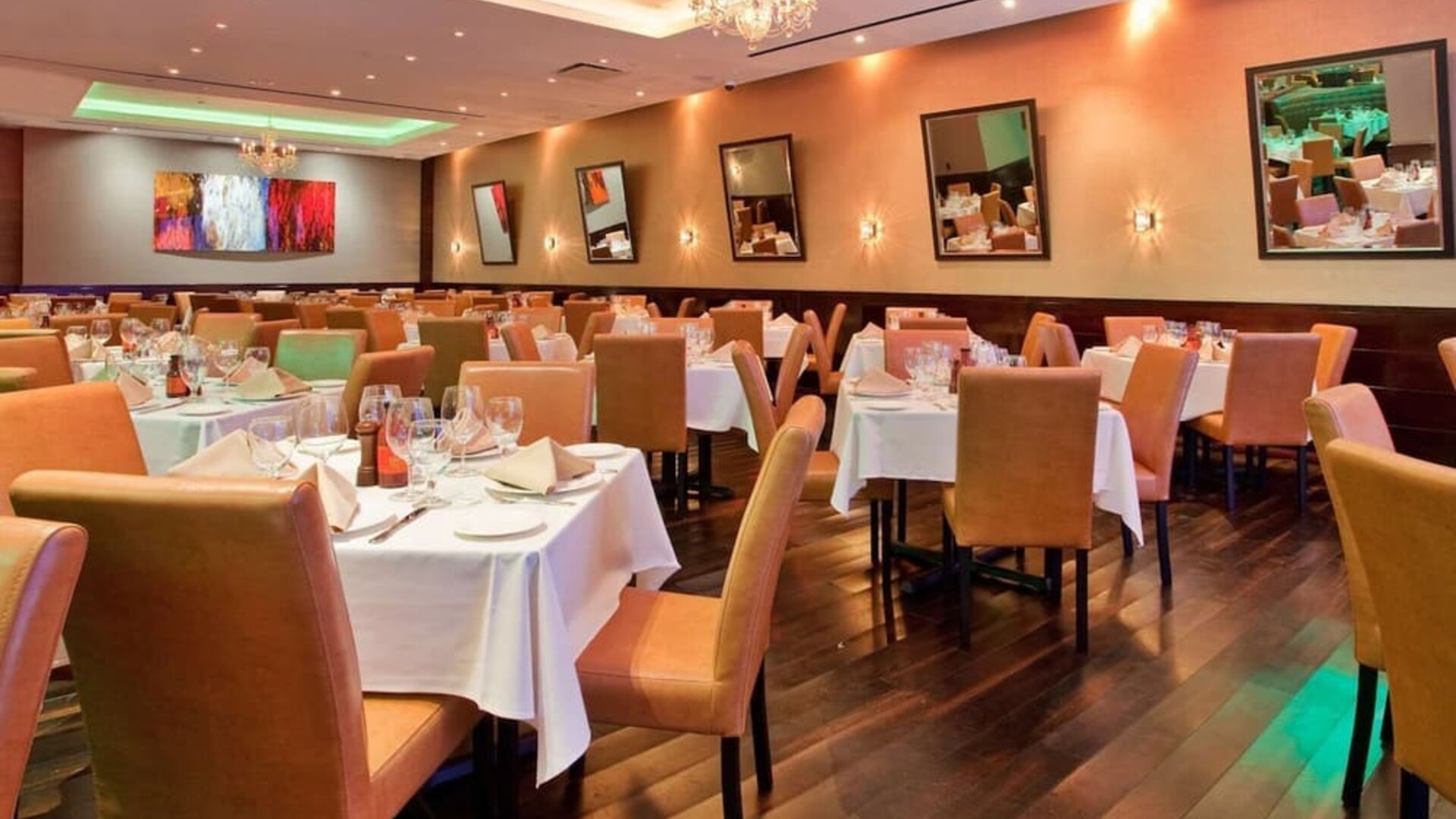 Dining area perfect for coworking at Hilton Garden Inn New York Central Park South Mid-town West.