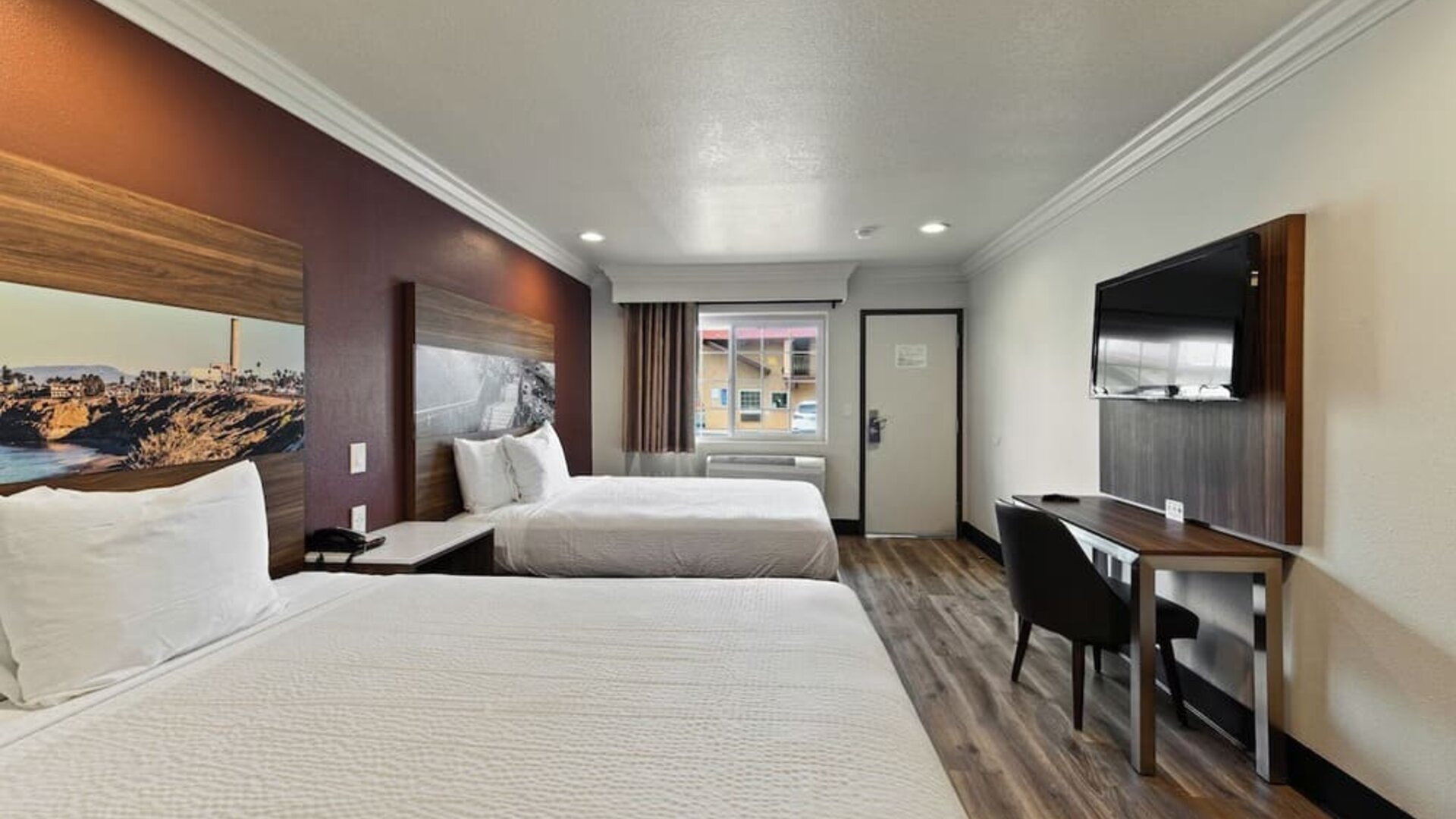 Two beds at Hyland Inn Near Legoland.