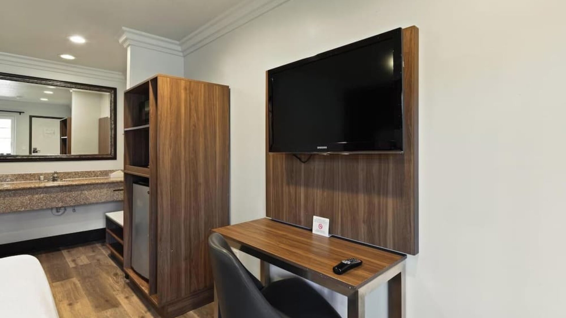 Work desk at Hyland Inn Near Legoland.