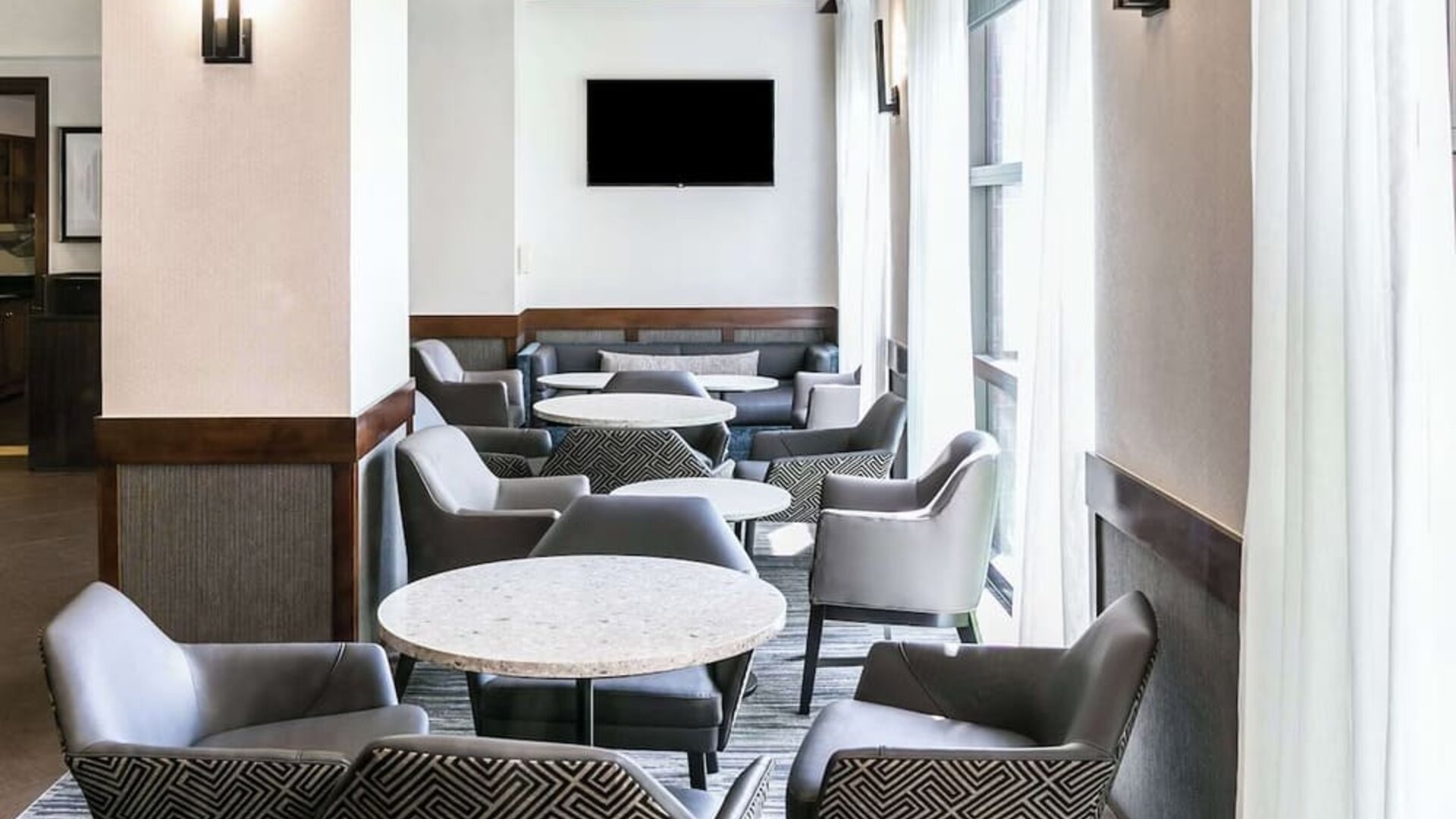 Lobby coworking at Hyatt Place Nashville/Franklin/Cool Springs.