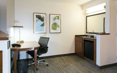 Work desk at Hyatt Place Nashville/Franklin/Cool Springs.