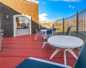 Outdoor terrace at La Quinta Inn & Suites By Wyndham Roswell.
