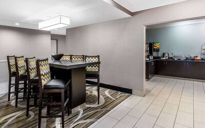 Dining room at La Quinta Inn & Suites By Wyndham Roswell.